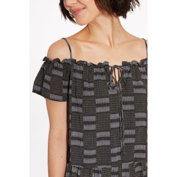 Lush Off The Shoulder Tie Front Romper Medium - Picture 4 of 13